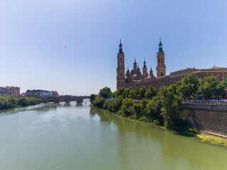 Obraz premium Cityscape of Zaragoza, the capital of Aragon in northeastern Spain. Historic architecture, cultural heritage and urban atmosphere in one of the country's most important cities.