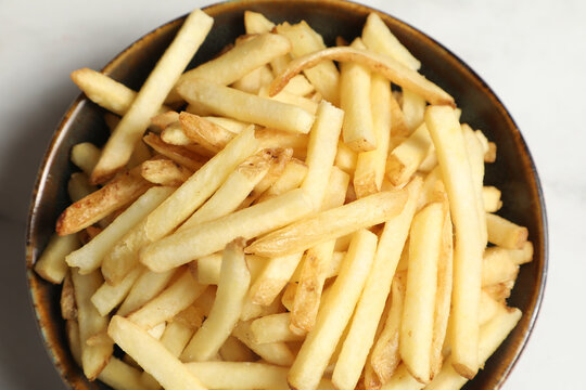 Frites servies dans un bol au restaurant pendant le d&eacute;jeuner