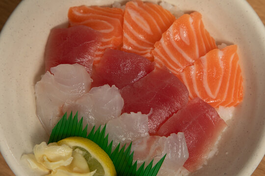 Plats de sushi et sashimi japonais servies dans un bol en c&eacute;ramique
