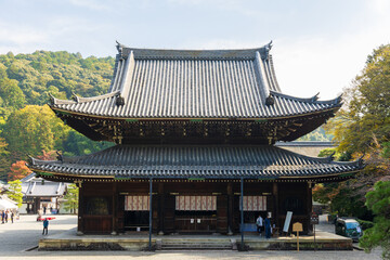 Obraz premium 日本の風景・秋 京都 紅葉の泉涌寺 仏殿