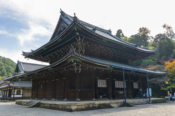 Obraz premium 日本の風景・秋 京都 紅葉の泉涌寺 仏殿