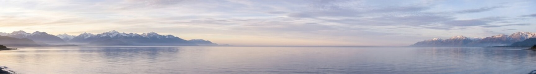 Obraz premium Mountainous Horizon: A Twilight Sea