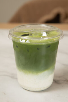 D&eacute;gustation de macha latte avec des couleurs s&eacute;par&eacute;es &agrave; Paris