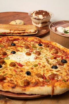 Partage de pizza avec des garnitures vari&eacute;es et desserts &agrave; c&ocirc;t&eacute;