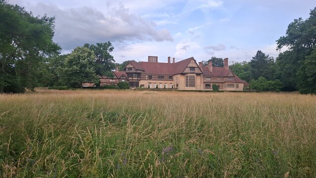 Historisches Herrenhaus hinter einer Sommerwiese