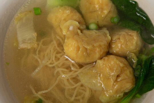 Une soupe asiatique chaude avec des boulettes de viande et des nouilles