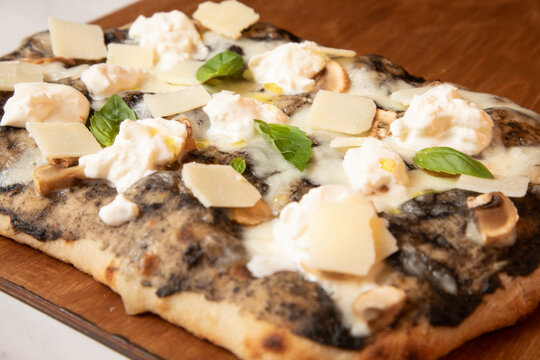 Focaccia avec champignons, fromage et basilic au restaurant
