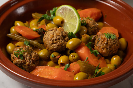 Tajine boulette avec des olives et des carottes en plats marocains