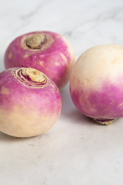Choux fleurs expos&eacute;s sur une surface blanche &agrave; proximit&eacute; d'autres l&eacute;gumes