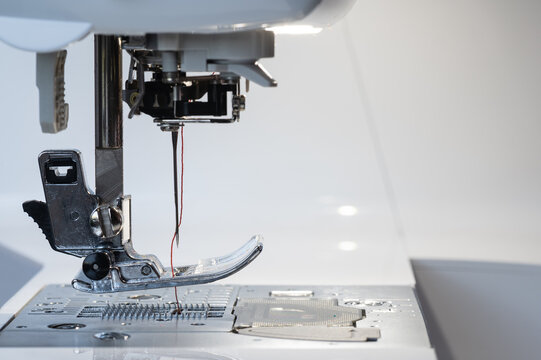Sewing machine base with needle at the top and support with view from the left side