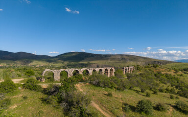 Naklejka premium Cinematic Drone Footage of Roman Aqueducts in Pisidia Ancient City Yalvac Isparta Turkey Revealing Historic Architecture and Archaeological Heritage
