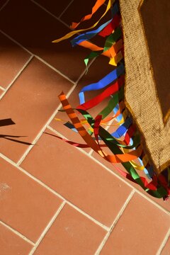 Fitilhos coloridos festivos visto de cima sobre piso de ladrinhos vermelhos, festan&ccedil;a e comemora&ccedil;&atilde;o
