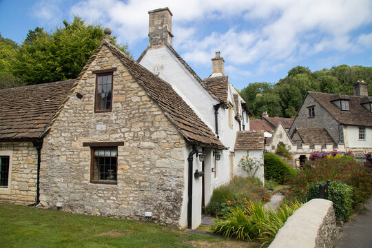 Castle combe cotswold rural village stone cottages architecture