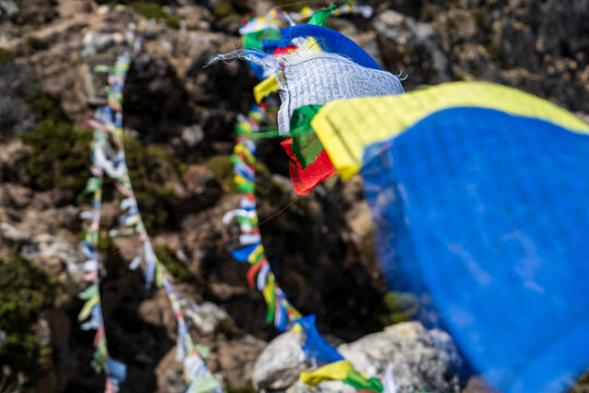 Banderas de colores con rezos budistas colgadas en la monta&ntilde;a y flameando al viento. En la regi&oacute;n del Everest, en Nepal.