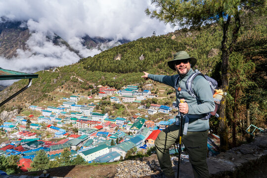 Senderista asombrado, descubriendo y se&ntilde;alando el pueblo de Namche Bazaar, en su camino al Campamento Base del Everest, en Nepal.