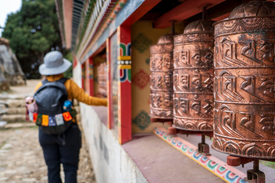 Mujer rodando los rodillos de plegarias en un monasterio en la monta&ntilde;a, en la regi&oacute;n del Everest, en Nepal.