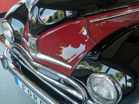 Ein historischer Ford Taunus in einer Oldtimer Ausstellung Detail Motorhaube in rot und schwarz
