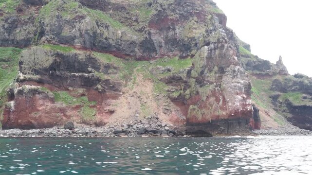 小型船から見た天売島の赤岩