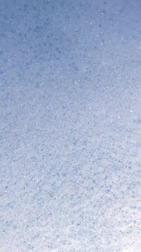 Sich bewegender blauer Badeschaum mit feinen Seifenblasen in Nahaufnahme