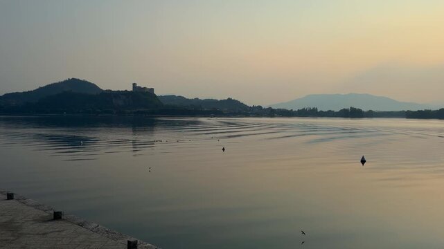 arona, alba sul lago, italia