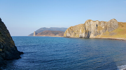Obraz premium This photo captures a stunning view of a sea bay in the Kuril Islands on a sunny autumn day