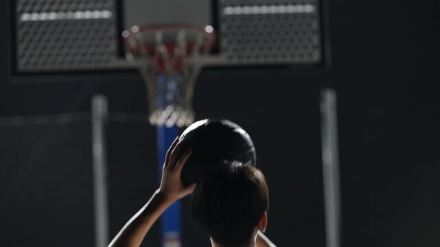 [スローモーション]バスケットボールのシュートをする10代の学生 ゴールを目指して挑戦するスポーツと練習をイメージした動画　顔無し後ろ姿