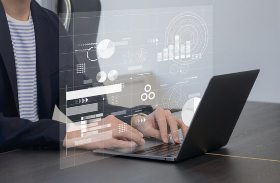 ノートパソコンでデータ分析の作業を行うビジネスパーソン　データサイエンスやマーケティング分析のビジネスイメージ