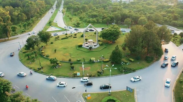 roundabout aerial, roundabout traffic, top down roundabout, aerial view roundabout, drone shot roundabout, birds eye view intersection, circular road, traffic circle, cars moving, vehicles passing, tr