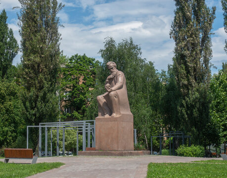A monument to the outstanding scientist Vladimir Vernadsky in Kyiv