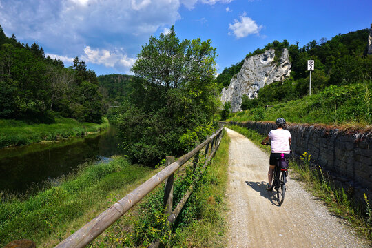 Radfahren auf dem Donauradweg bei Sigmaringen im Naturpark Obere Donau;