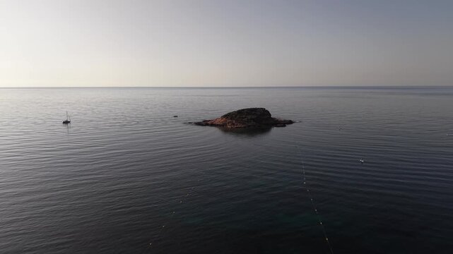 Isla de la Olla en Altea, en el Mediterraneo , Alicante