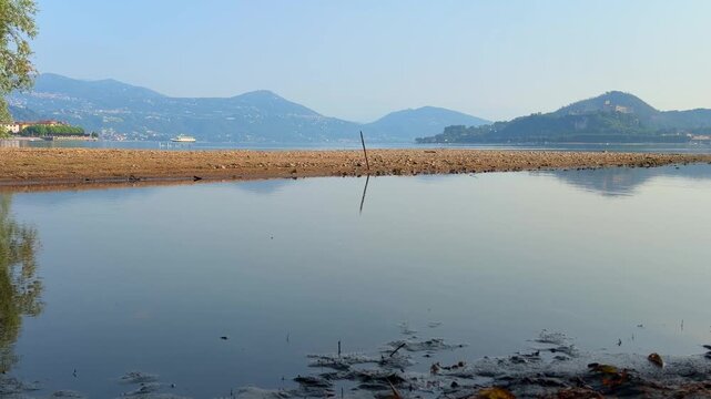 cigni e traghetto sul lago