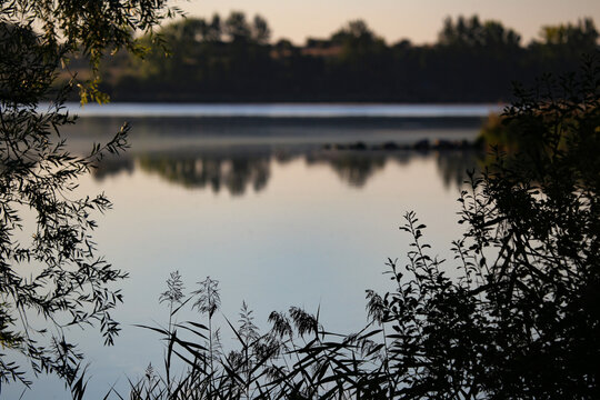 dans le silence du lev&eacute;e du jour