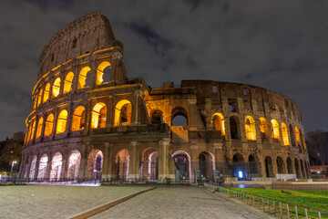 Fototapeta premium colosseum at night rome italy