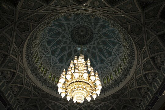 Ceiling light in the men's prayer room, interior view, in the Sultan Qabus Grand Mosque, Muscat, Muscat Province, Oman