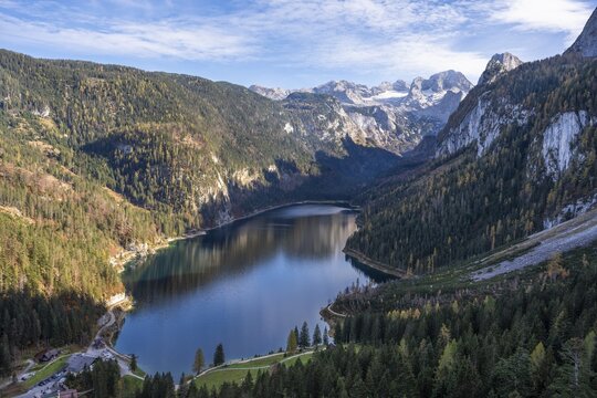 The Vordere Gosausee and the Dachstein mountains in autumn. The Gosaukamm on the right. View from a gondola of the Gosaukamm cable car. Good weather, blue sky. Vorderer Gosausee, Gosau, Gosau valley, Salzkammergut, Upper Austria, Austria