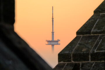 Fernsehturm im Nebel zwischen Zinnen © Jan Rzaczek