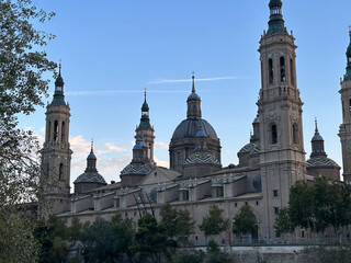 Obraz premium Illuminated Basilica del Pilar above the river at night