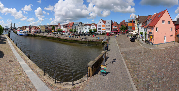Husum, graue (bunte) Stadt am Meer, Nordseek&uuml;ste, Schleswig-Holstein. Altstadtszene mit Stadthafen (Panorama)