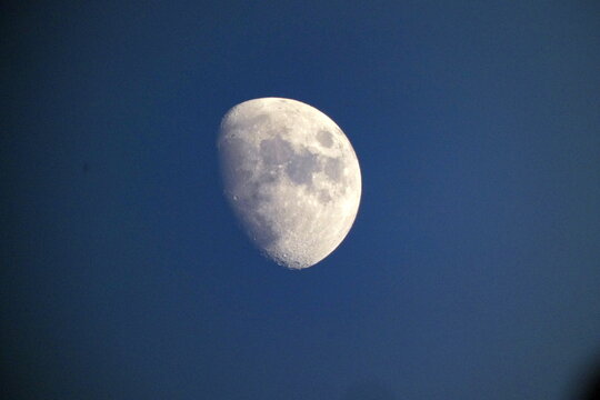Zunehmender Mond &uuml;ber dem Siebengebirge