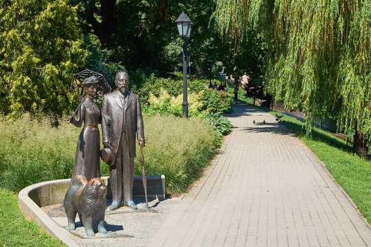 The bronze monument to former Riga Mayor George Armitstead, his wife, and dog. Located in the square across from the Latvian National Opera.
