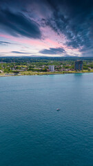 Obraz premium Aerial shot of a gorgeous landscape along the Detroit River in Detroit Michigan USA