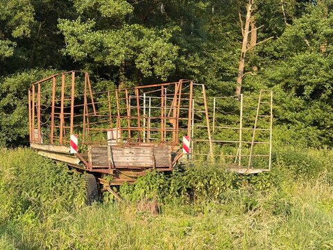 Alte Anh&auml;nger stehen in iserlohn auf einer Wiese