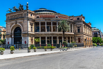Obraz premium A spasso per le strade di Palermo, il monumentale capoluogo della Sicilia patria incontrastata del barocco siciliano