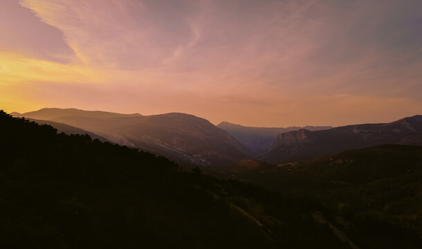 Blick &uuml;ber die Berge die zur Schlucht von Verdon in Frankreich f&uuml;hren