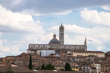 Fototapeta premium Panoramic view of historic Siena cathedral and Tuscany city skyline