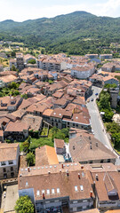Obraz premium Allariz, Galicia rooftops with green mountains panorama