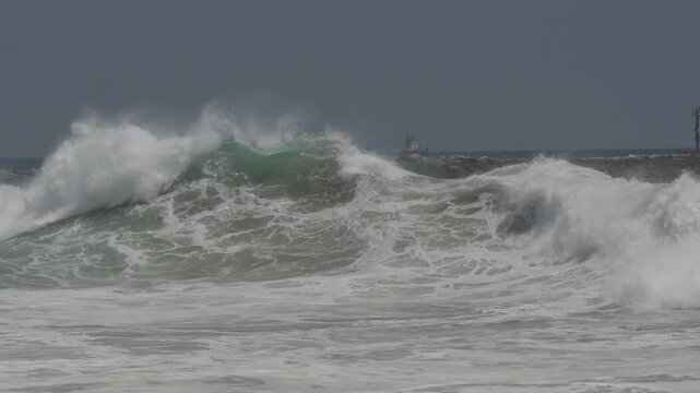 peak swell breaking at the wedge