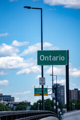 Obraz premium Close up of Ontario roadside welcome sign against blue sky.
