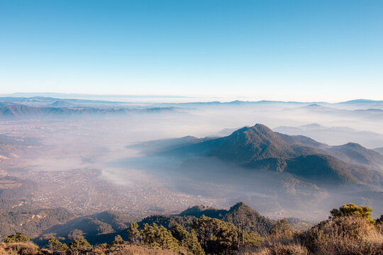 vista sobre volc&aacute;n y sus alrededores 